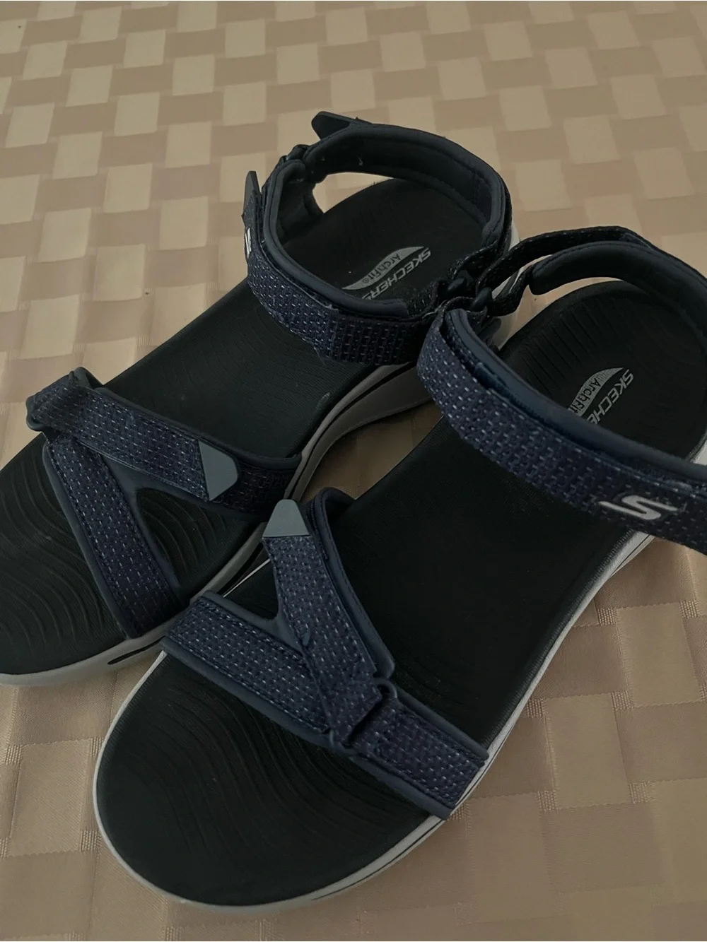 Skechers Women's Go Walk Arch Fit Mesh Quarter Strap Size 9